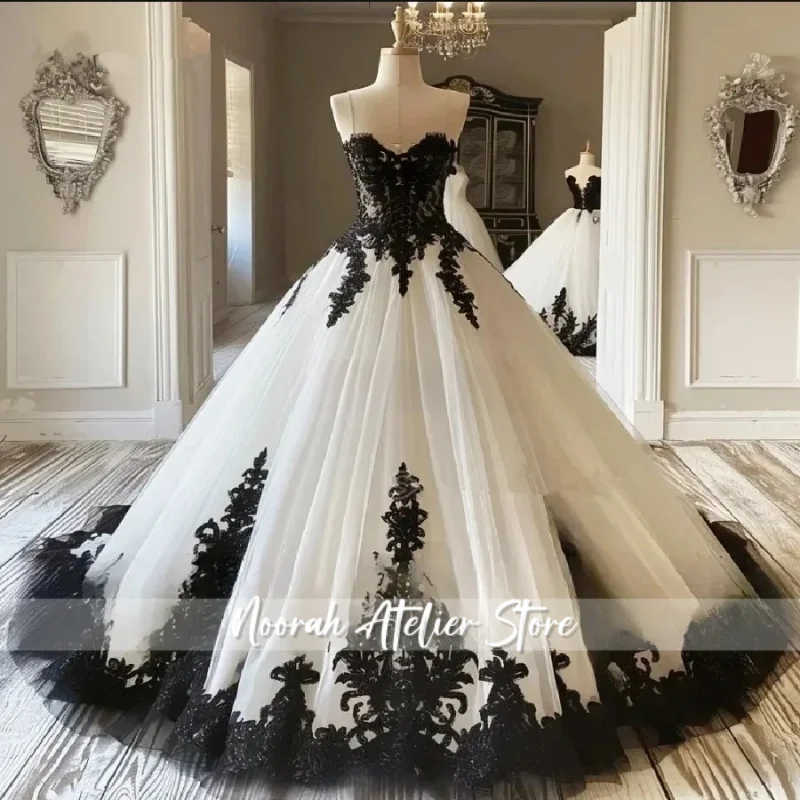 فستان زفاف قوطي عتيق باللونين الأبيض والأسود فستان زفاف على شكل قلب من التل سلتيك 2025 فستان عروس ريفي أنيق Vam