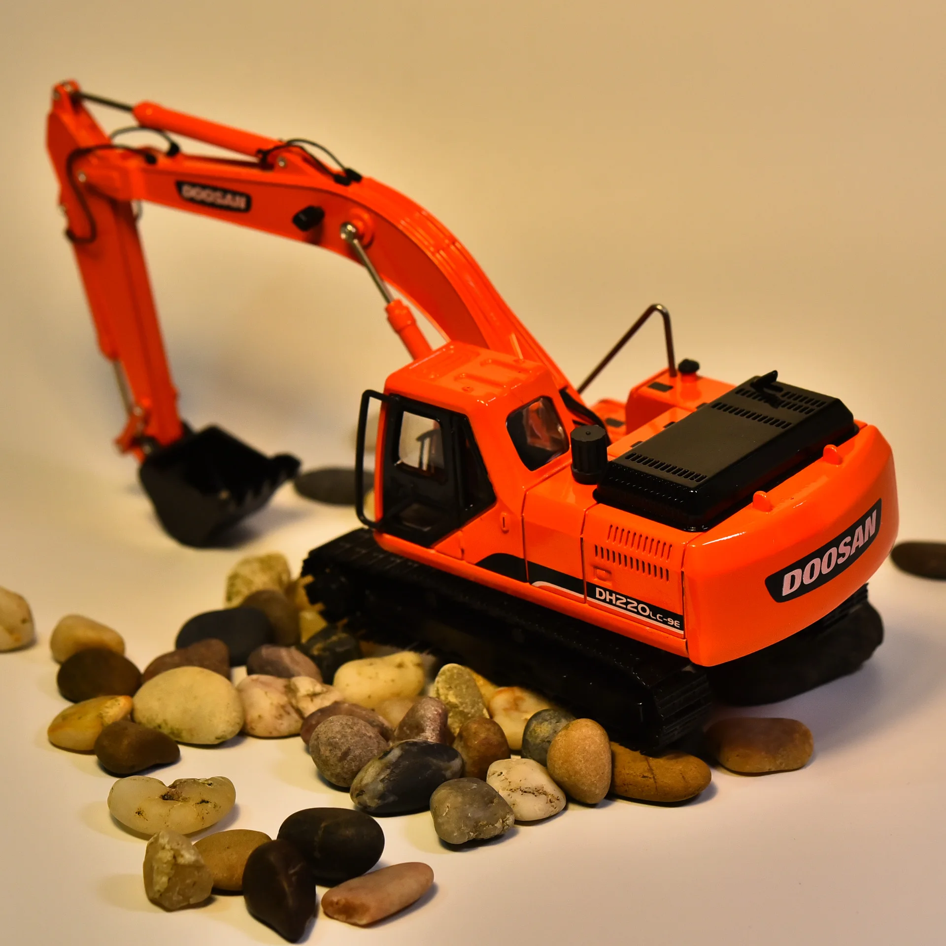 DOOSAN Doushan Daewoo DH220 Simulation Metal Excavator Model Engineering Automotive Decoration Ornament 1/40