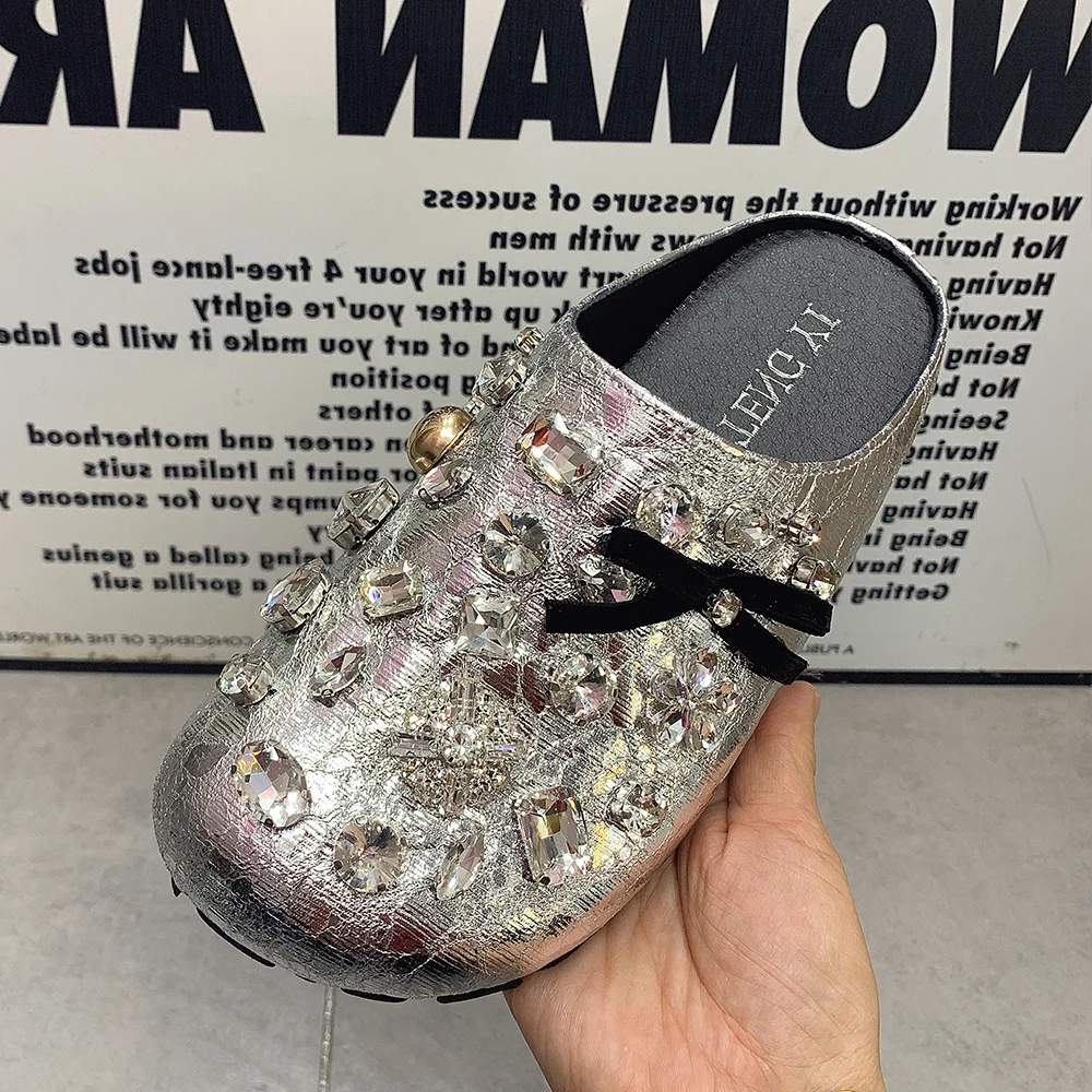 

Модные женские шлепанцы больших размеров, плоские сандалии с антискользящей подошвой, со стразами и бантом, новый стиль, женские полушлепанцы, дизайнерские мюли для женщин