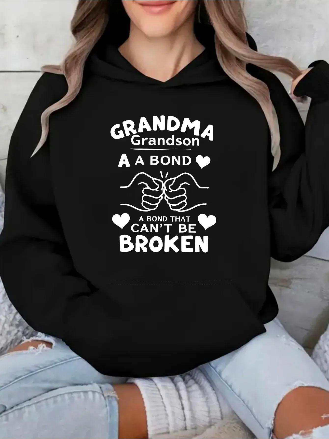 سترة بغطاء للرأس مطبوعة على شكل Grandparent - تصميم دافئ "غير قابل للكسر"، أسود مع حروف بيضاء، رقبة دائرية مطاطية