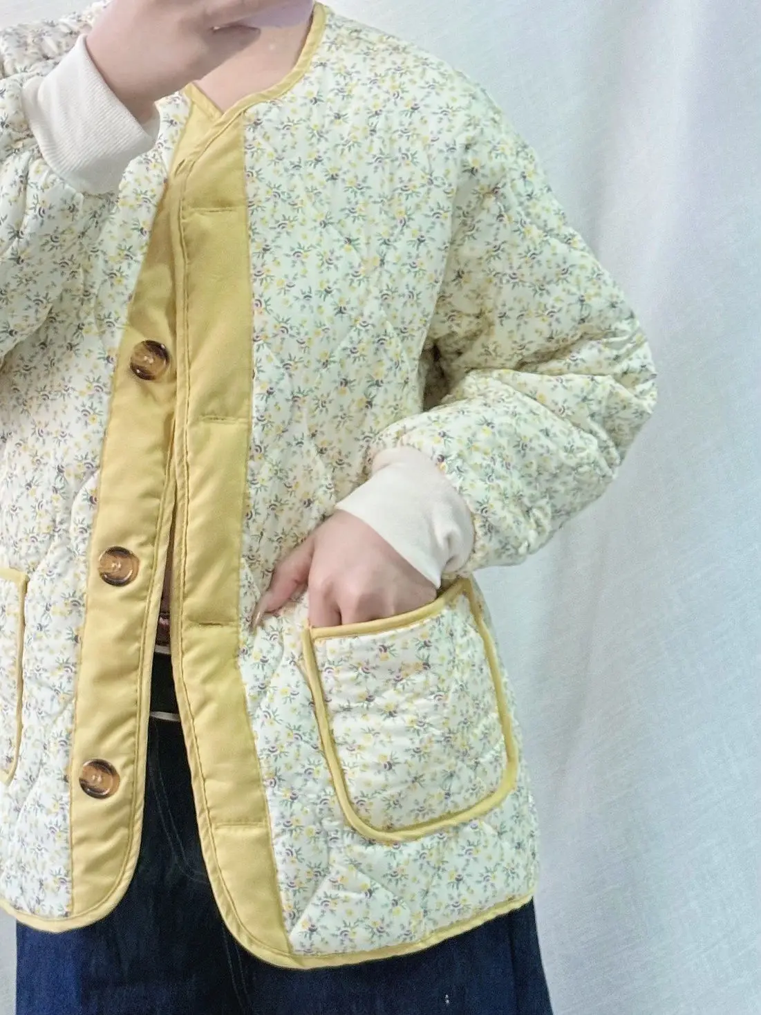 

Новое зимнее тонкое хлопковое пальто 2024, желтое хлопковое пальто с принтом для женщин, свободная повседневная куртка с хлопковым зажимом