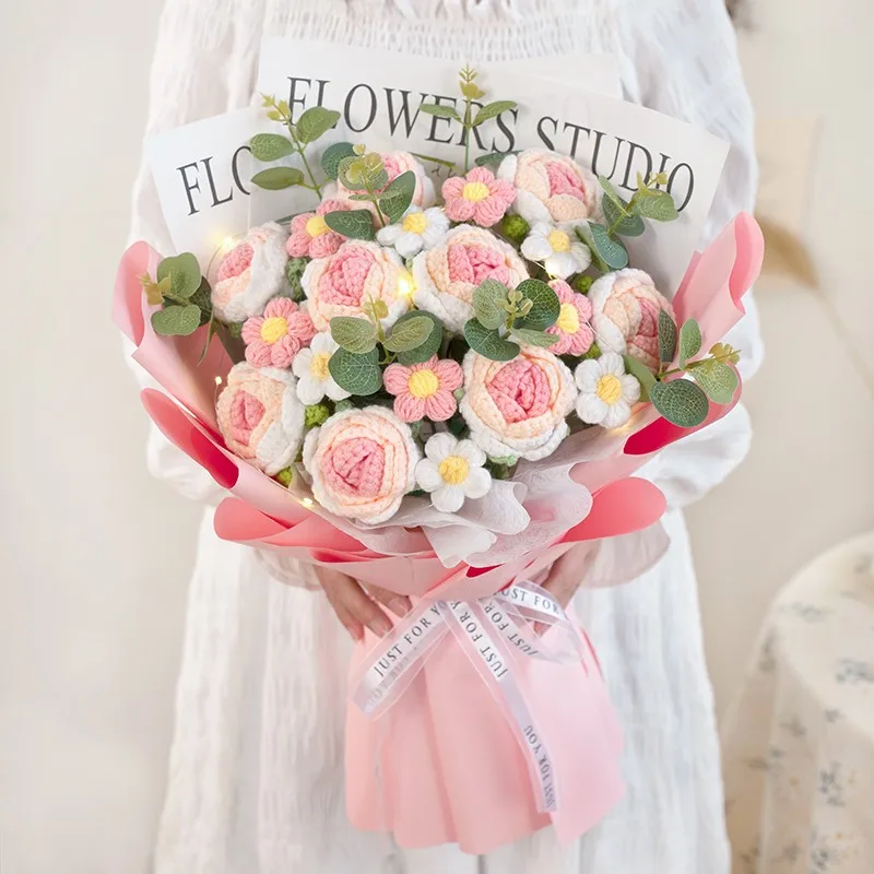 

Вязаный вручную букет из шерстяных цветов: романтический подарок на день рождения для мамы, девушки, лучшей подруги. Композиция из роз для декора рабочего стола.