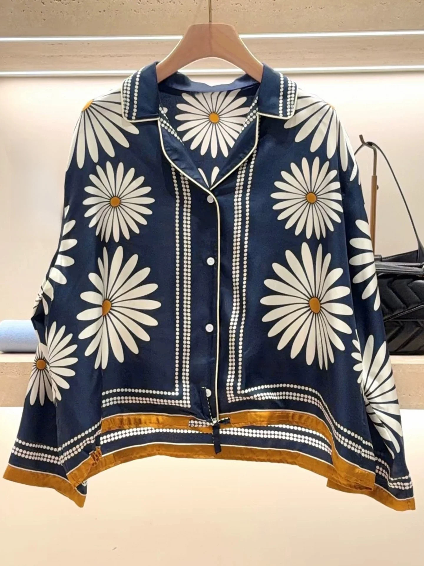 

Рубашка Heidd Smooth Suit с воротником-стойкой, свободного кроя, с принтом ромашек, для ранней весны 2026, в деловом стиле, женская, из полиэстера, с длинным рукавом