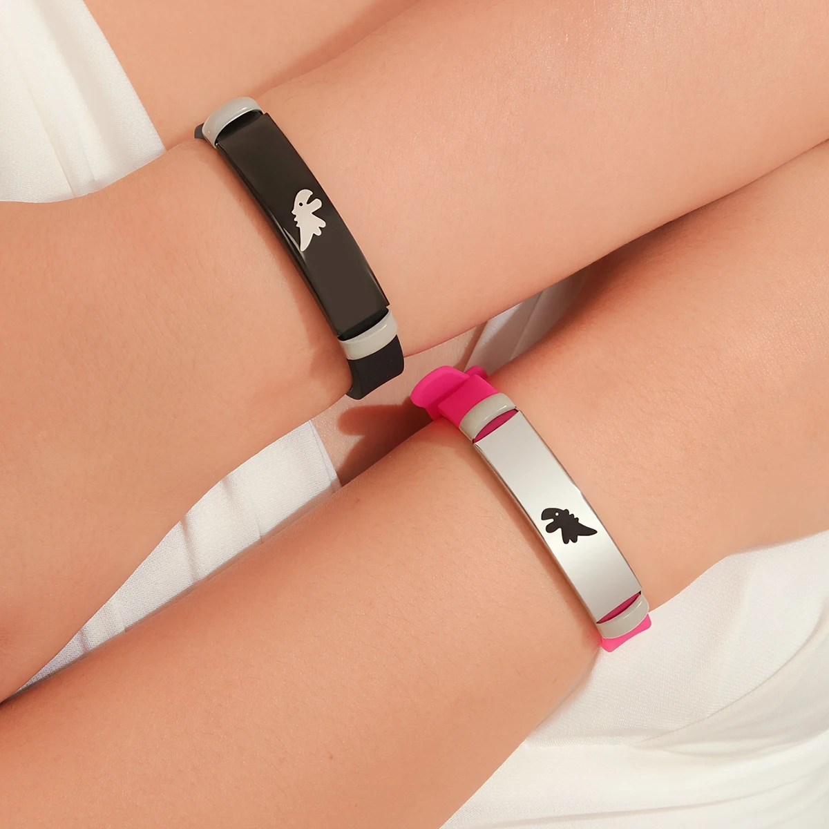 2-Piece Set Glowing Dinosaur Pattern Couple Bracelets Ladies Fashionable Couple Gifts Luminescent Accessory Hand Bands