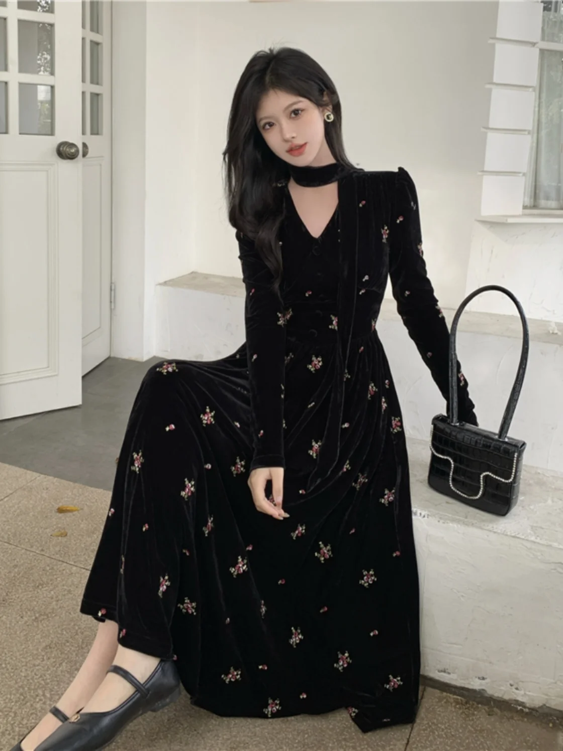 Large Women\'s French Vintage Elegant V-Neck Fragmented Flower Long Dress Female Slim Fit Black Velvet Embroidered Dresses