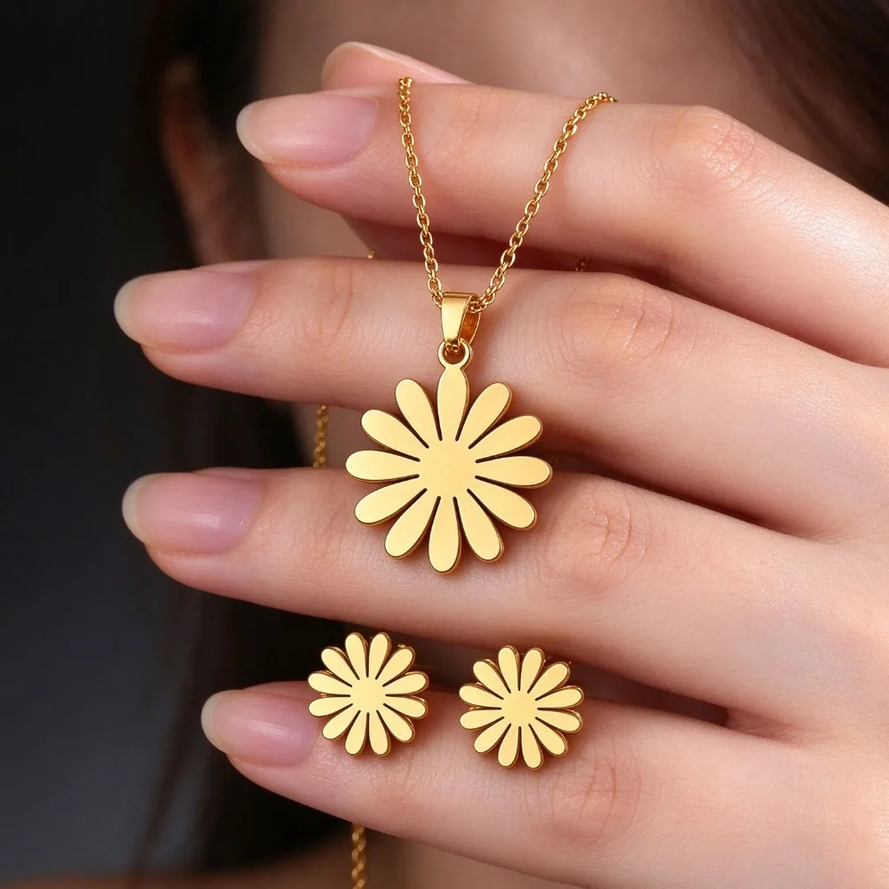 Stainless Steel Gold Daisy Flower Choker Necklace for Women New Fashion Sweet Upscale Chain Neck Jewelry