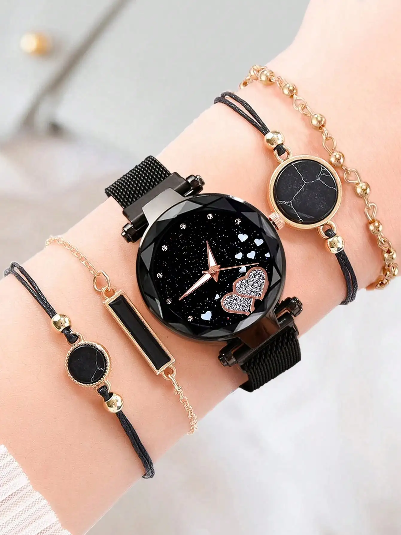 

Набор из 5 предметов: женские кварцевые часы с магнитной застежкой и браслет с сердечками