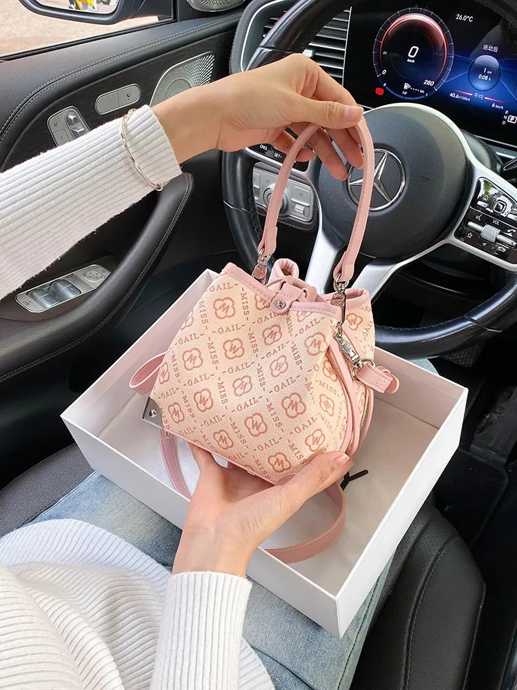 Sweet and Versatile Handheld Bucket Bag with Unique Flower Printing and Beautiful Pendant 2026 Women's New Fashion Crossbody Bag