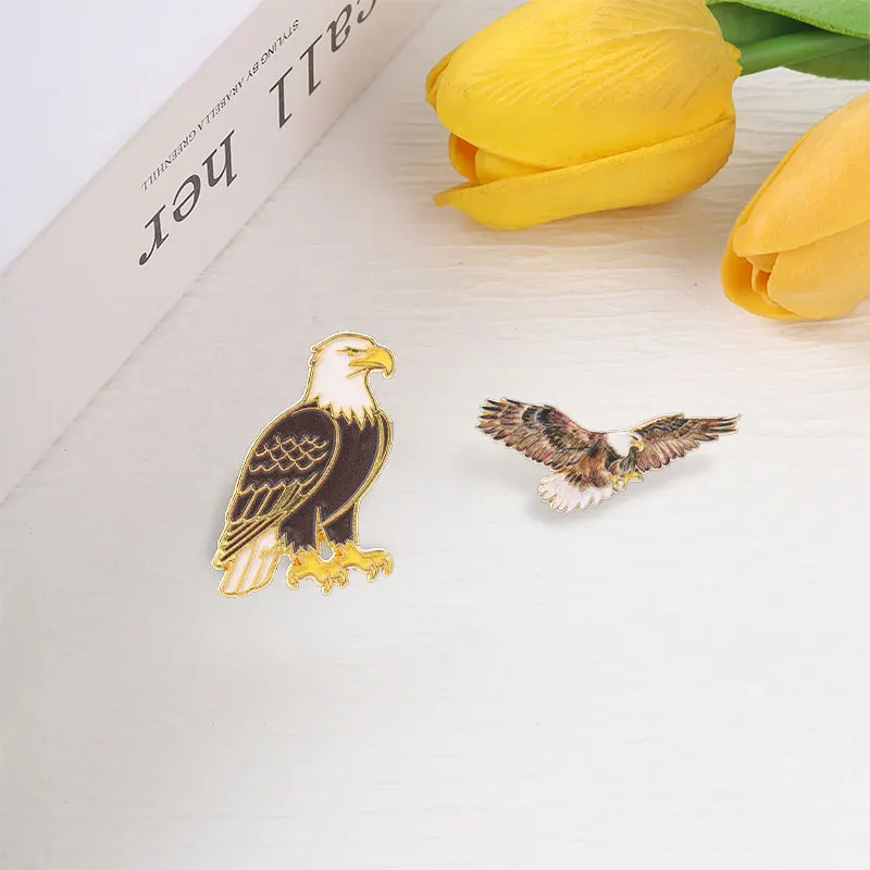 Realistisches Emaille-Anstecknadel-Set mit dem Kehlgeier, schwebender und sitzender Raubvogel, Wildtier-Natur-Abzeichen, goldener Umrandung, Brosche, Schmuck, Geschenk – Detail 7