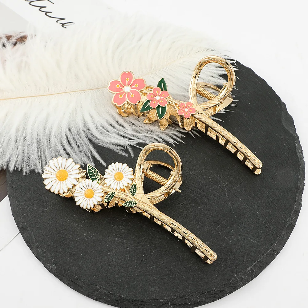 

2022New literary and sweet Daisies lily Flower Hair Claw Women Metal wash Bath Hairpin Daisy Shark Clip Headwear hair accessory