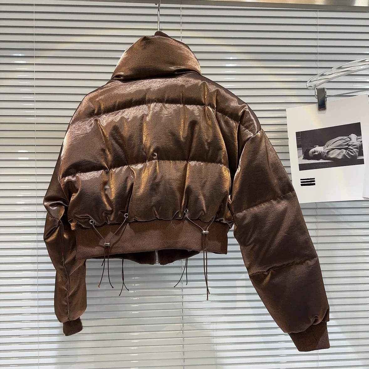 トレンディな冬用ダウンジャケット、ストリートスタイル、暖かさ、紐付きストラップ、二重層の襟、若い女性向け