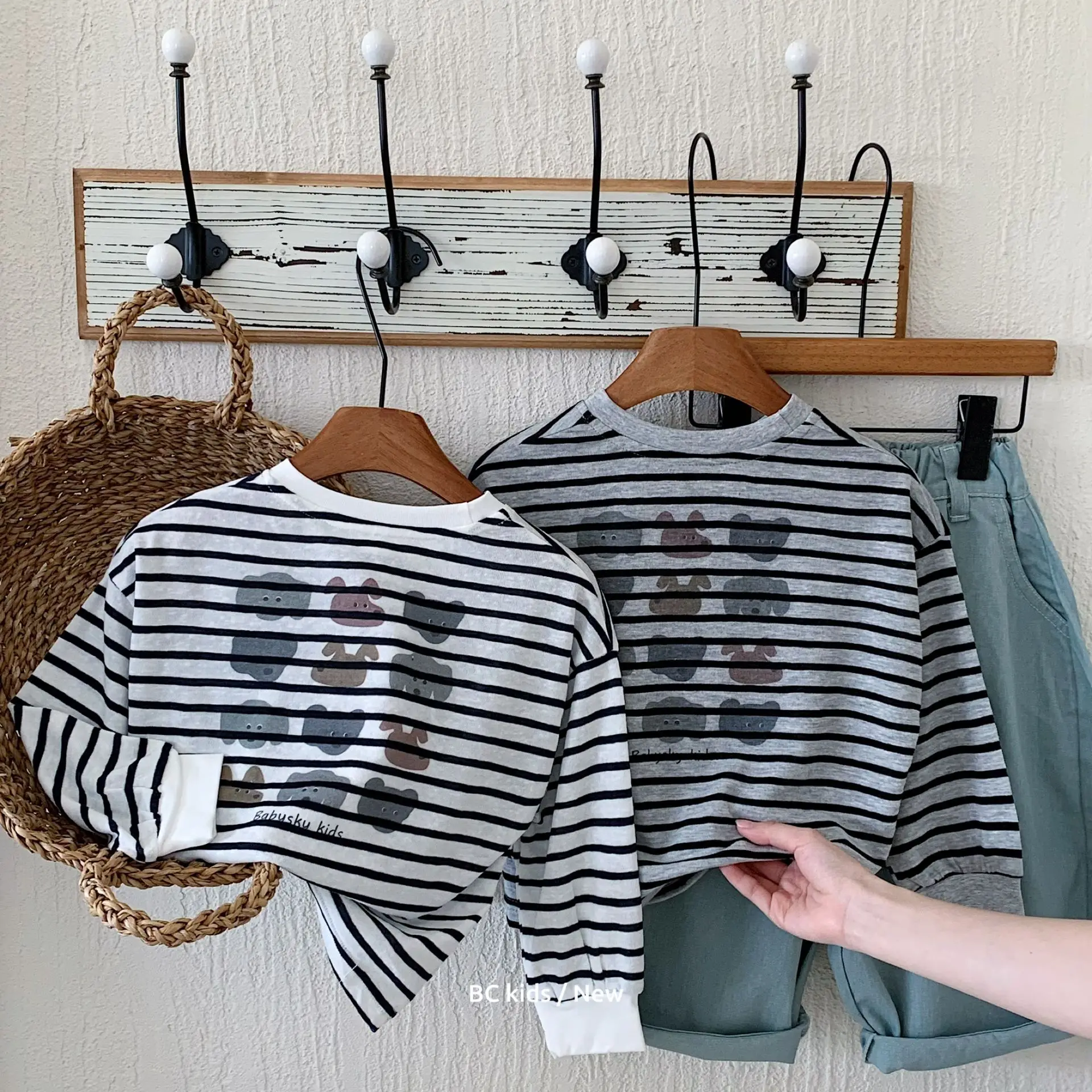 

2025 Autumn Baby Boys Tops New Striped Cartoon Dog Printed 1-8Y Boys T-shirt Loose Round Neck Long Sleeves Kids Baby Boys Shirts