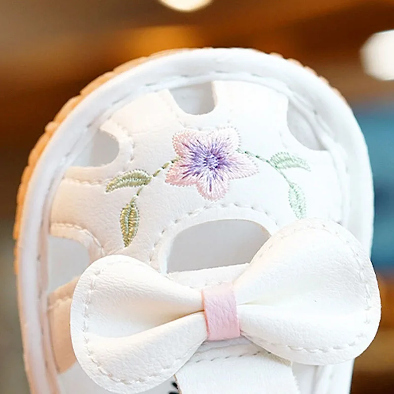 Sandali da bambina flessibili antiscivolo Bowknot ricamo fiore estate appartamenti scarpe da bambino per Casual quotidiano