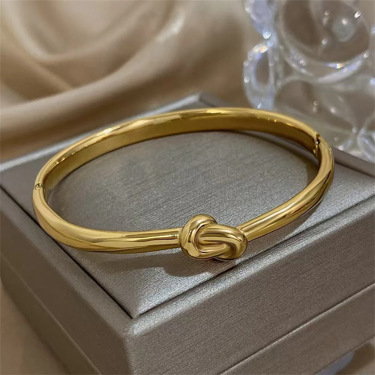 Gmai Goldfarbenes PVD-beschichtetes Edelstahlarmband für Damen, luxuriöser, glänzender, geknoteter, gebogener Armreif, Party-Schmuck, Geschenk, wasserdicht – Detail 3