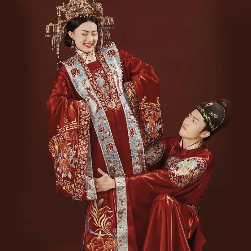 

Древнее свадебное платье династии Хань – большое и роскошное с коронами Феникса, красные халаты для пар.