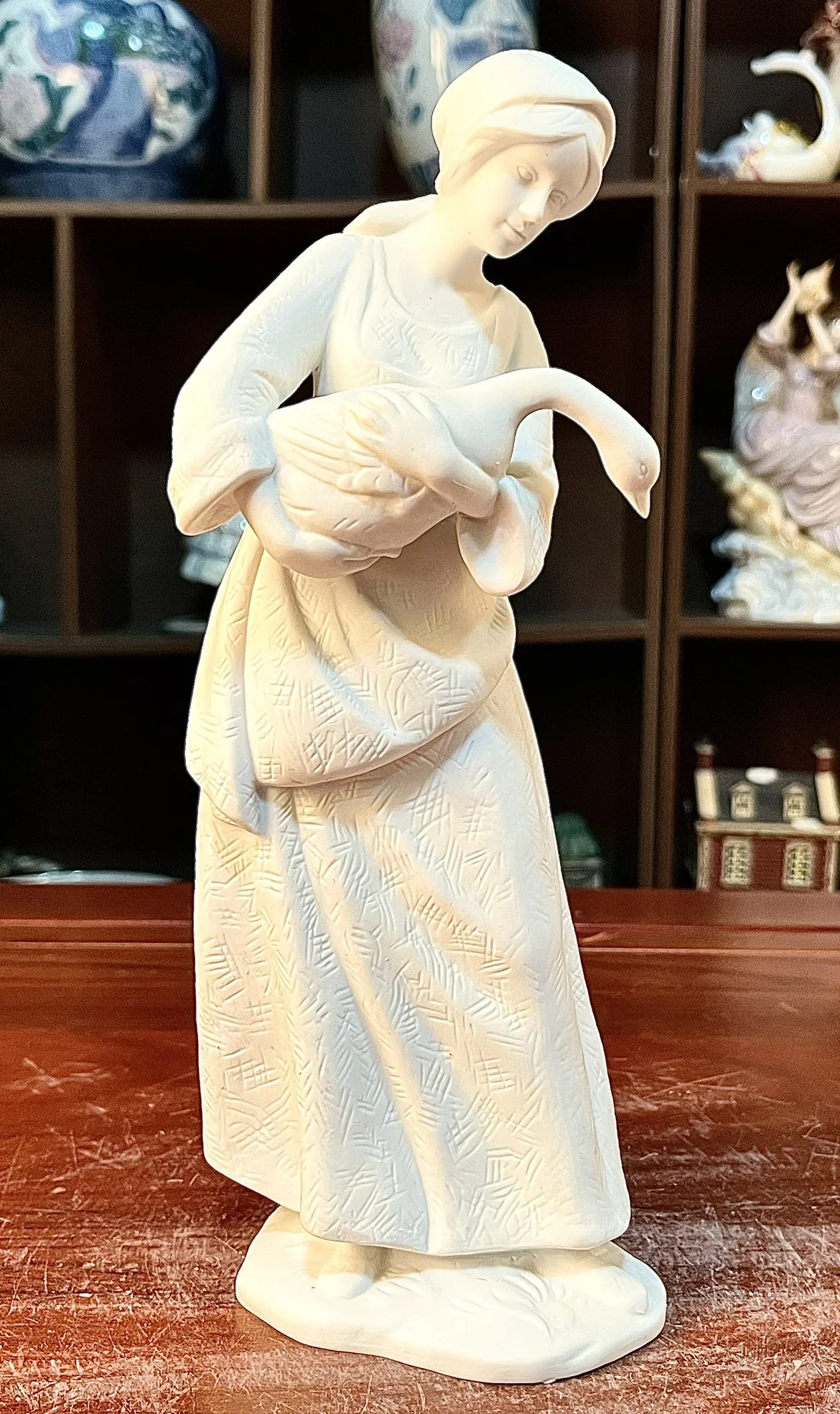 

Owell Ceramic Relief Goose Hugging Girl Figurine Porcelain Peasant Girl Sculpture Home Decorative Ornament Desktop Decoration