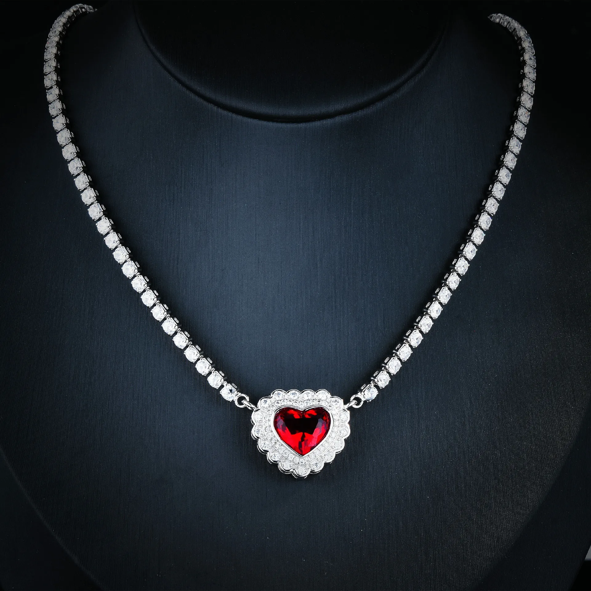 Luxury Noble Synthetic Rupee Ruby Jewelry Silver Color Pendant Necklace Designers Heart Necklace Banquet Party Neck Jewelry Gift