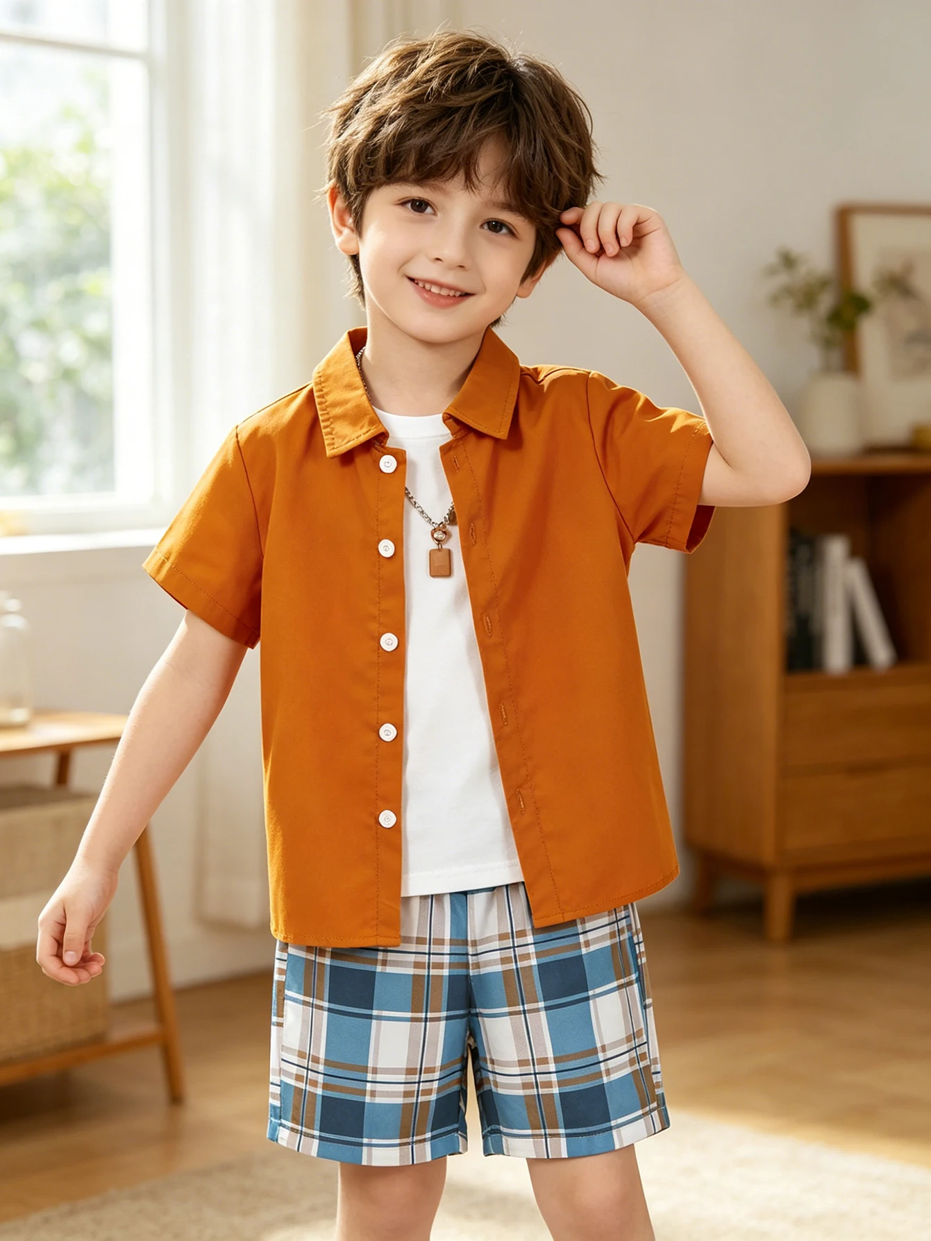 Ensemble 2 pièces pour garçons, veste cardigan à manches courtes et col rabattu de couleur unie caramel et short à carreaux bleu-marron, décontracté et élégant, polyvalent pour les sorties et les vacances, collection printemps-été.