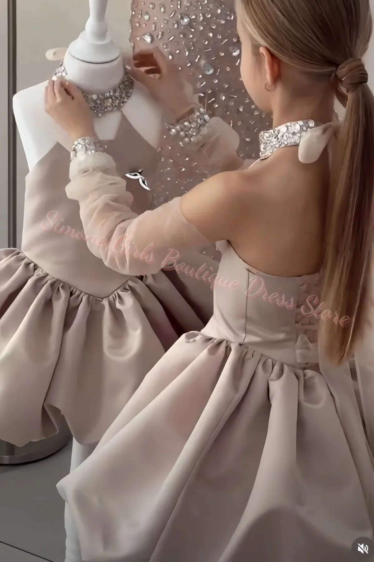 Maßgeschneidertes Weißes Niedliches Blumenmädchenkleid mit Rosa Schleife, Puffärmel-Partykleid für Hochzeiten, Satin-Kindergeburtstagskleid für Zeremonien – Detail 1