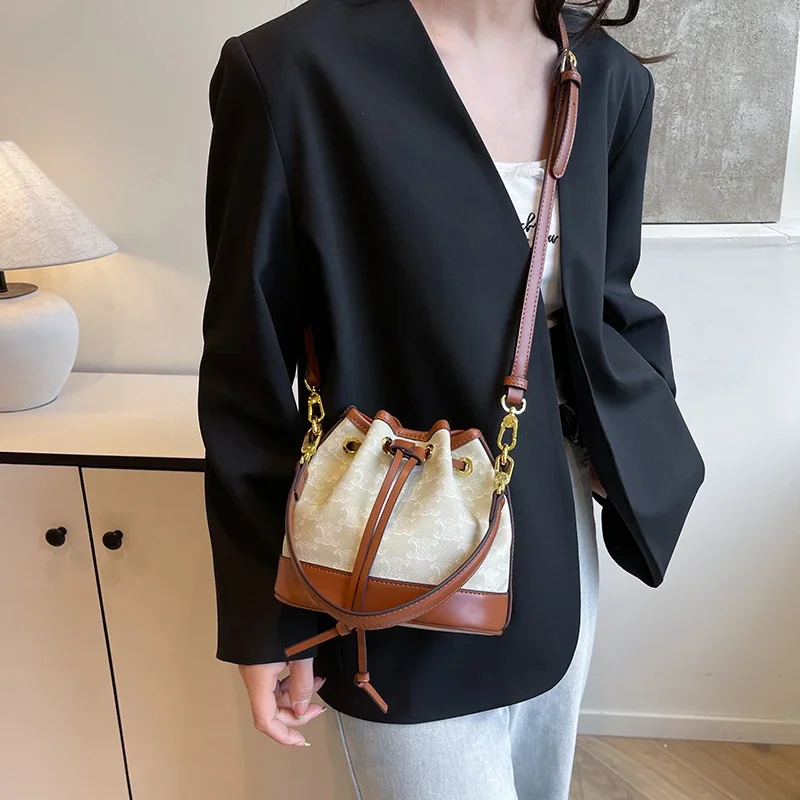 

Paris Chic Luxury Messenger Purse Bag - Women's Crossbody Tote With Retro Solid Color & Premium Leather Finish