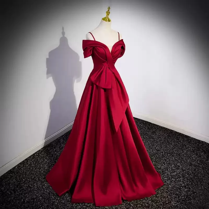 فستان حفلة موسيقية مذهل باللون العنابي - على الكتف من الساتان مع أشرطة وتفاصيل فيونكة كبيرة