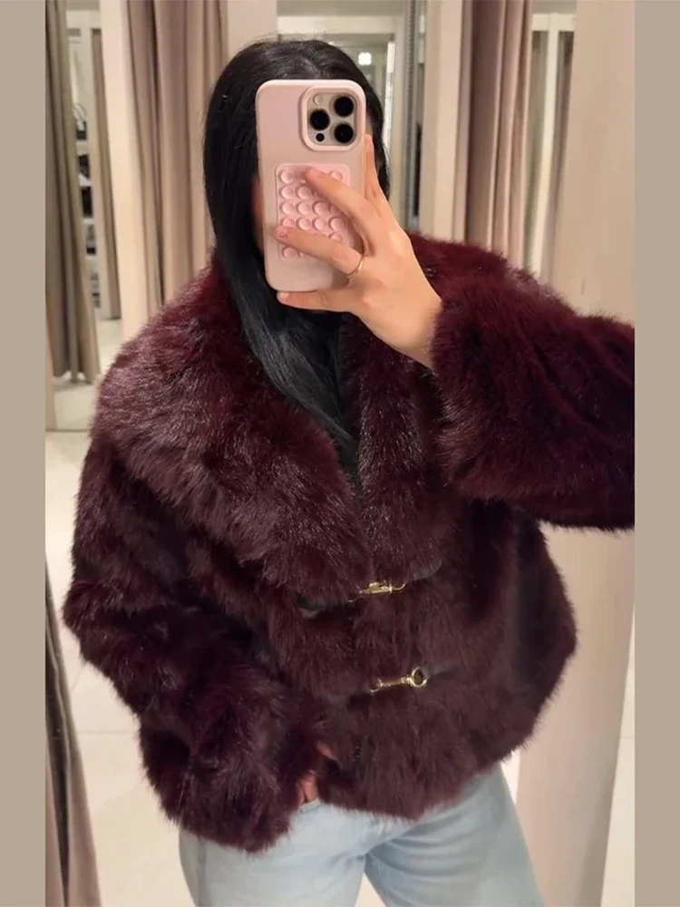 سترة مقصوصة بياقة شال عنابي وأجهزة ذهبية اللون منفوشة 2025 ملابس خارجية شتوية أنيقة للنساء معطف مكتب أنيق