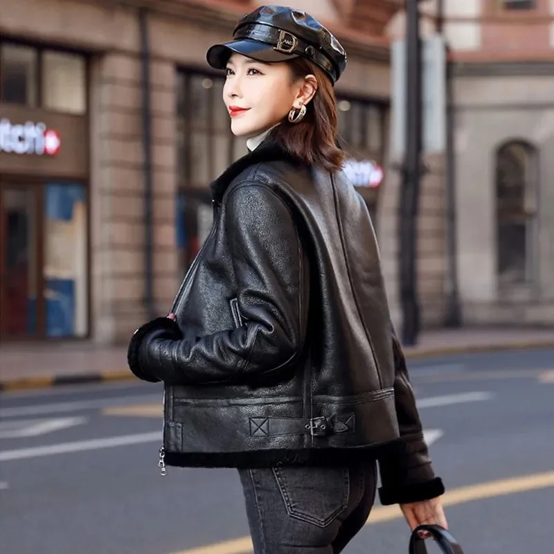 Abrigo de piel corto de invierno para mujer, abrigos de piel de imitación de terciopelo cálidos, chaquetas de motocicleta de piel negra de una pieza, novedad de 2024