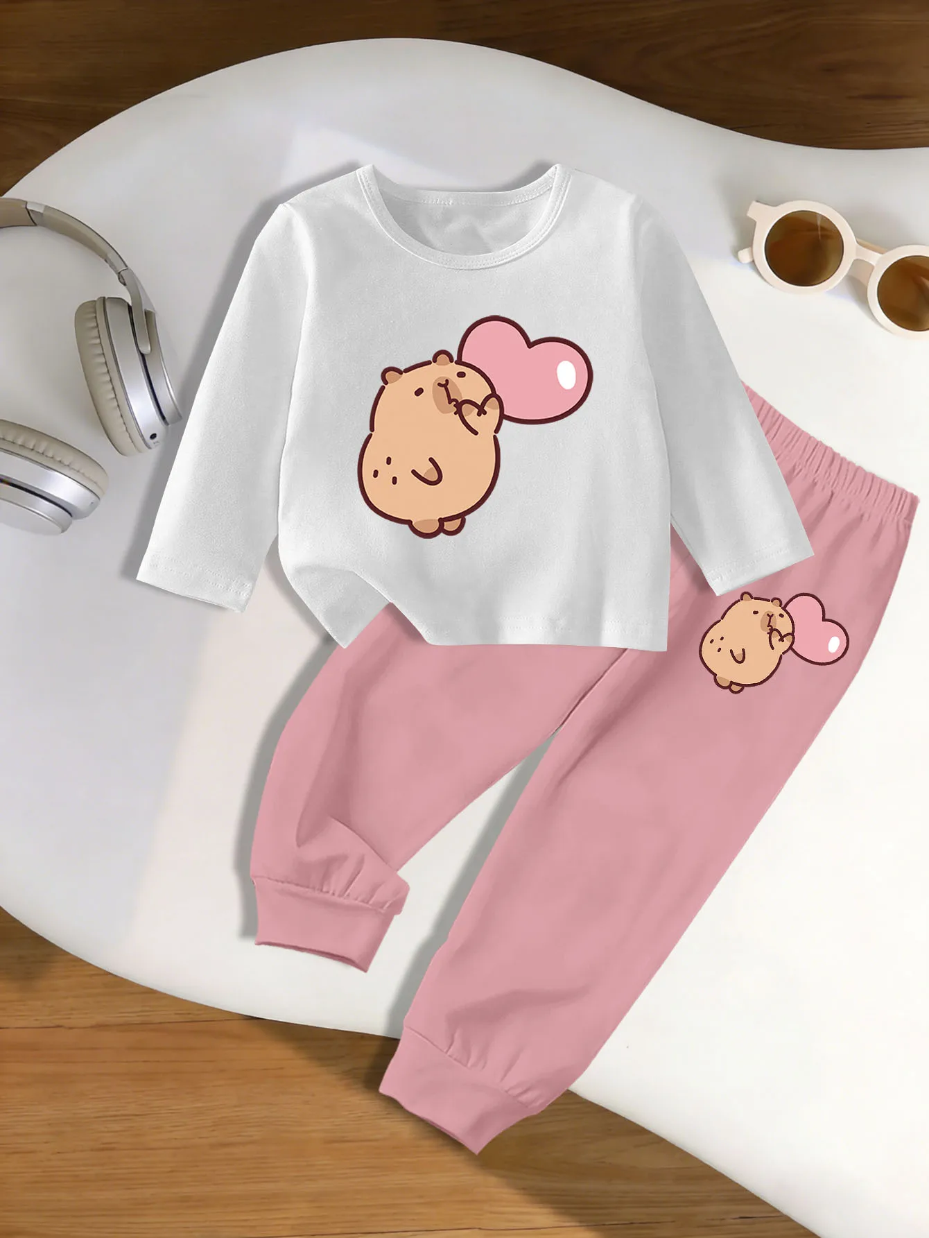 

Комплект из 2 предметов: осенняя рубашка с круглым вырезом и брюки для бега для девочек с мультяшным сердечком и капибарой на День святого Валентина.