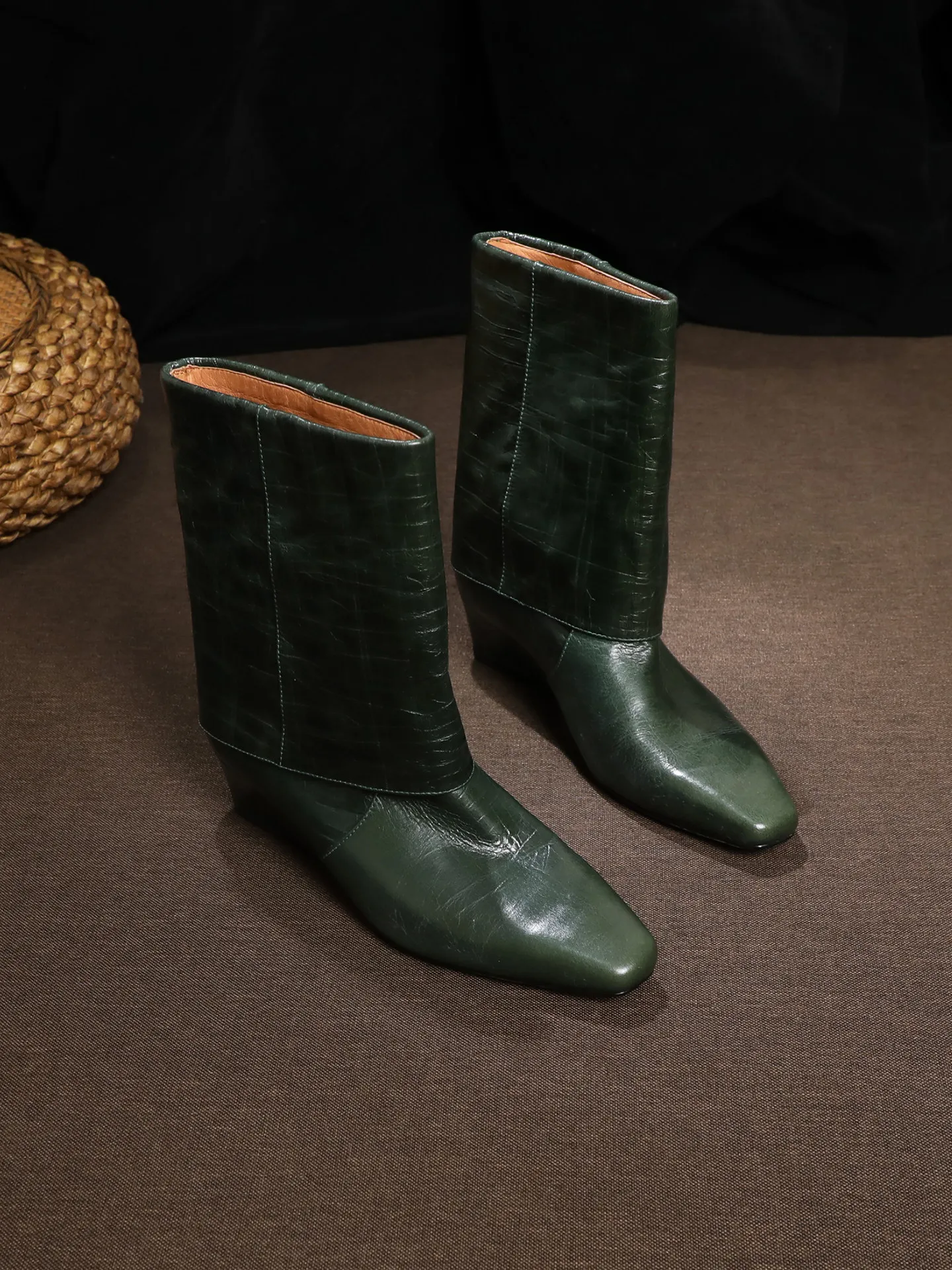 حذاء بوت نسائي بتصميم فرنسي من - مراجعة Street Fashion Winter 2026 وسعره