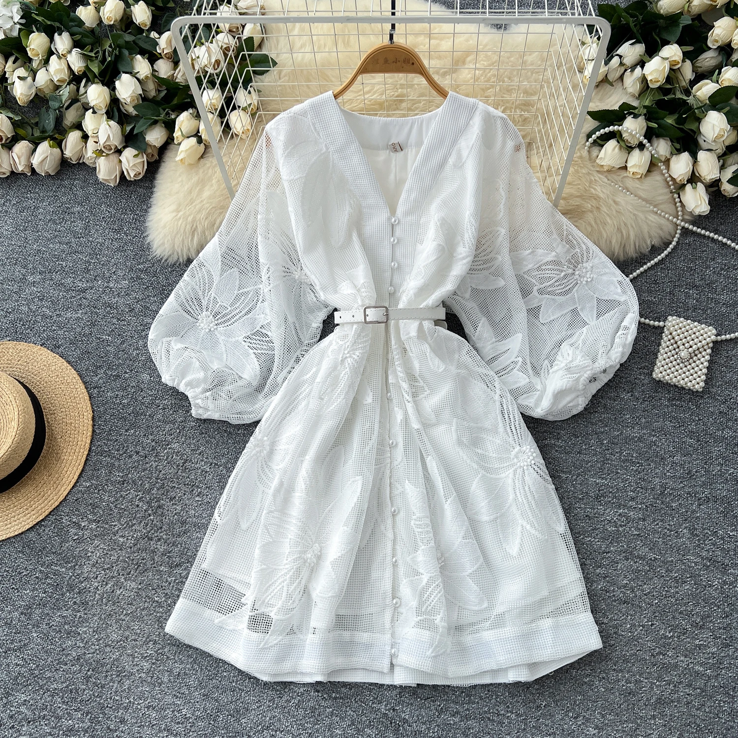 Sommer-elegantes Kleid mit weißem Saum für Damen, Mesh, aushöhlen, Glockenärmel, Gürtel, Peal-Knopf, neu im Jahr 2022, schicker Urlaub, Traf, weiblich