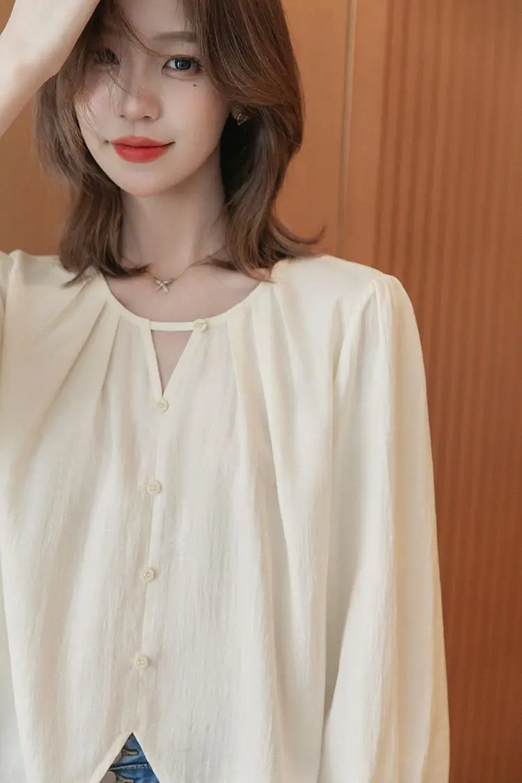 قمصان نسائية بأكمام طويلة من القطن مكشكشة بأزرار سفلية بقصة ضيقة وحاشية مطوية وأكمام فانوس على طراز الكلية الرجعية