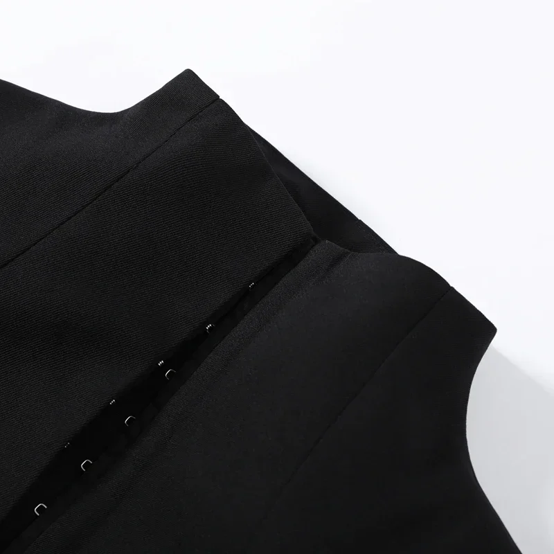Eleganter Damenmantel mit Schulterpolstern, schwarz, schmal geschnitten, mit Manschetten, langen Ärmeln, Stehkragen, Damenmäntel, Herbst/Winter 2026, Damenoberbekleidung – Detail 3