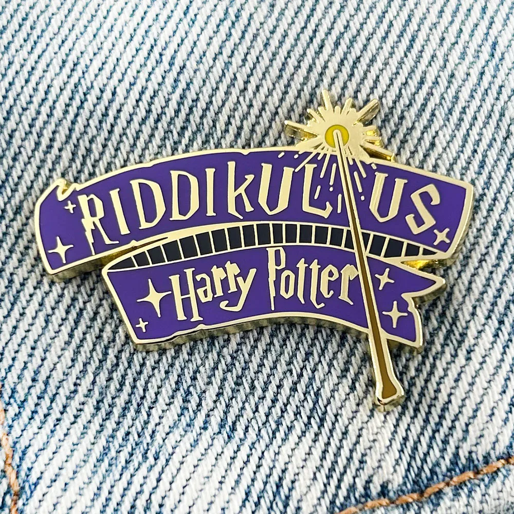 Insignia de hechizo mágico de Riddikulus, broche de varita, Pin esmaltado inspirado en ficción literaria de fantasía, regalo de seguidor, recuerdo para coleccionar
