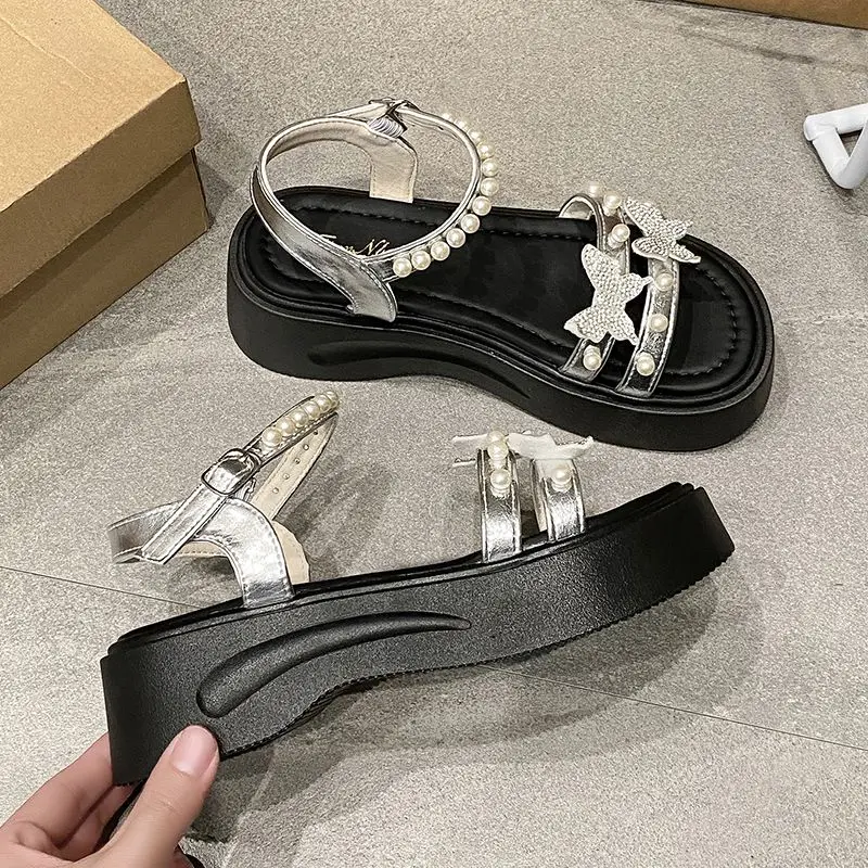 

Корейские женские сандалии на платформе в римском стиле для пляжа и повседневной носки, новинка лета 2026, дизайн с бабочками