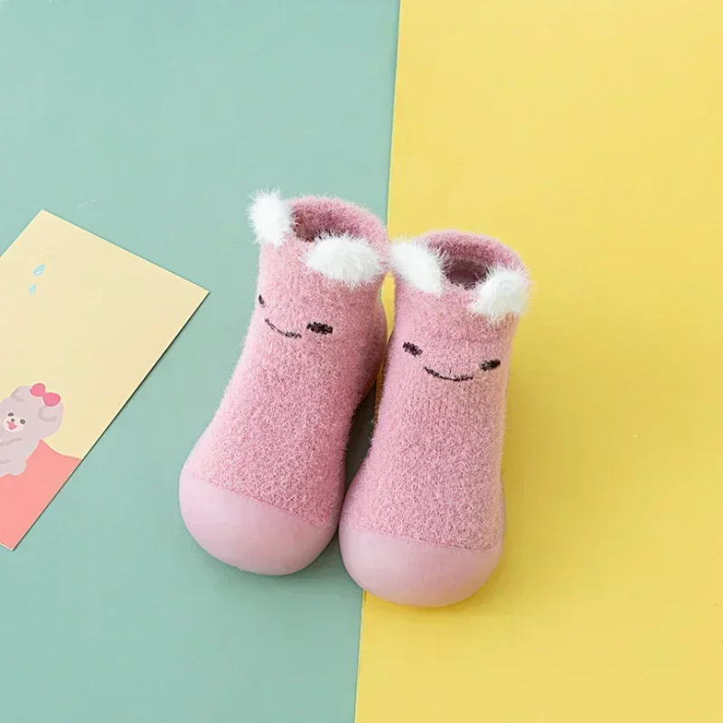 جوارب للأطفال أحذية أطفال صغار جديدة من المينك المخملي الدب الكرتوني أحذية أرضية للأطفال ثلاثية الأبعاد مخملية سميكة للأذن