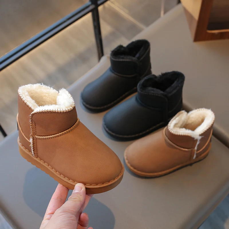 أطفال أحذية الثلوج للبنين بنات سميكة أفخم الأطفال الحرارية حذاء من الجلد الدافئة 2025 الخريف الشتاء المضادة للانزلاق أحذية الموضة الكلاسيكية