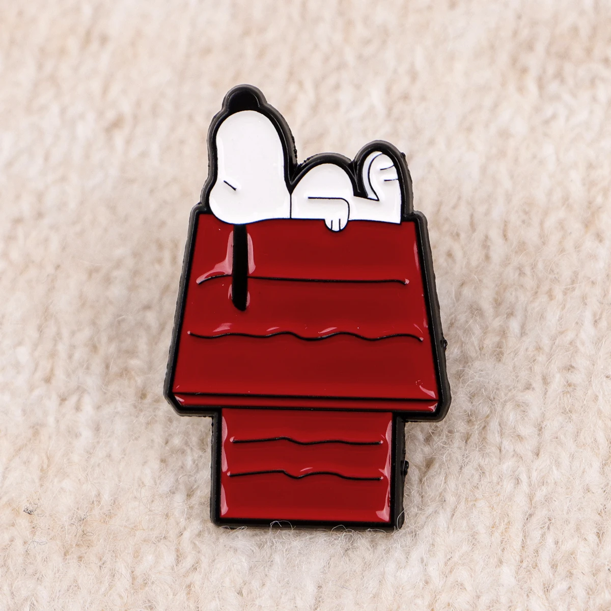 Insignias de perro blanco de dibujos animados en bolsos, Pin de esmalte suave, broche para niños para ropa, lindas alfileres de solapa para accesorios de mochila
