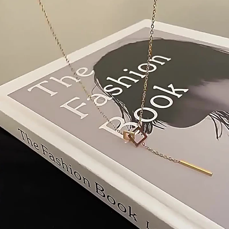 

Fashion Light Luxury European and American Square Necklace Classic Simple Double Buckle Stainless Steel Clavicle Chain