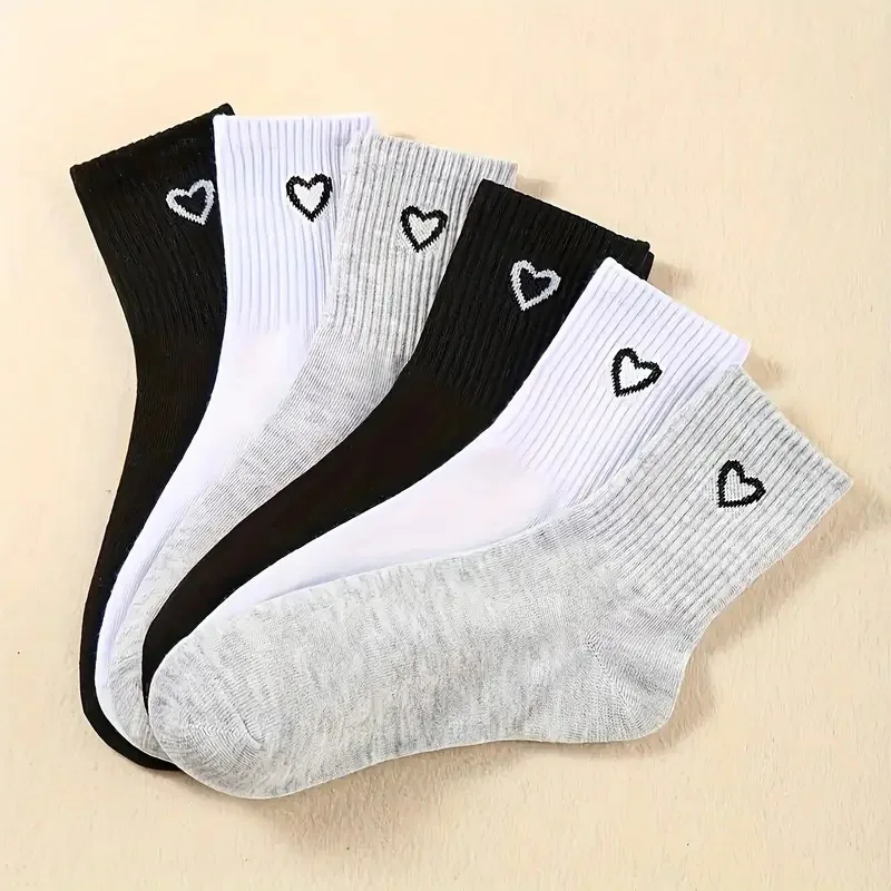 

3 pairs of classic and fashionable women's socks - breathable and elastic Featuring a cute heart-shaped design
