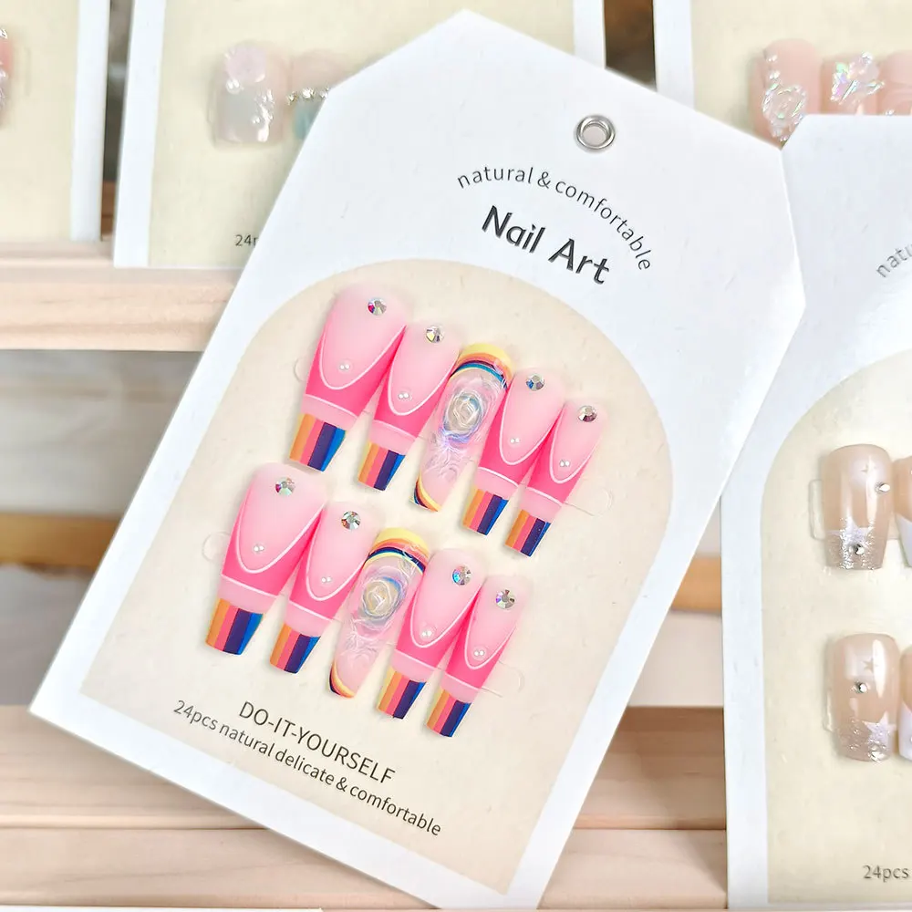 24 peças de unhas de pressão com listras arco-íris com detalhes florais rosa e strass em pontas, formato de caixão longo, tamanhos variados