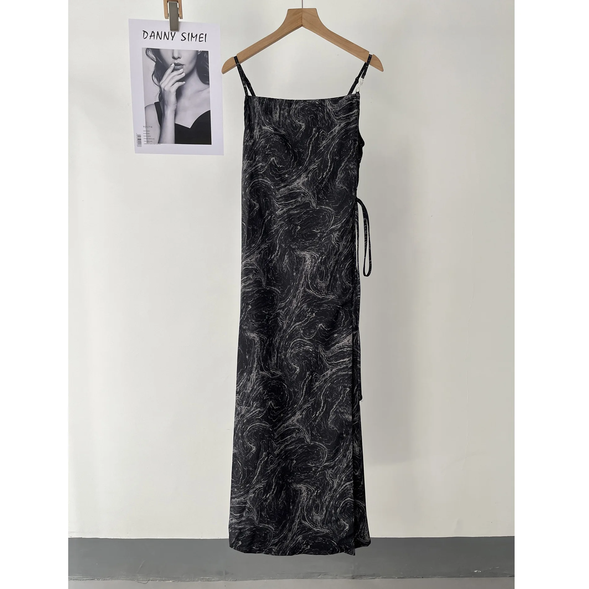 

Temperament gentle wind medium and long suspender skirt women's summer pure desire wind French smudge dress 51c-0653