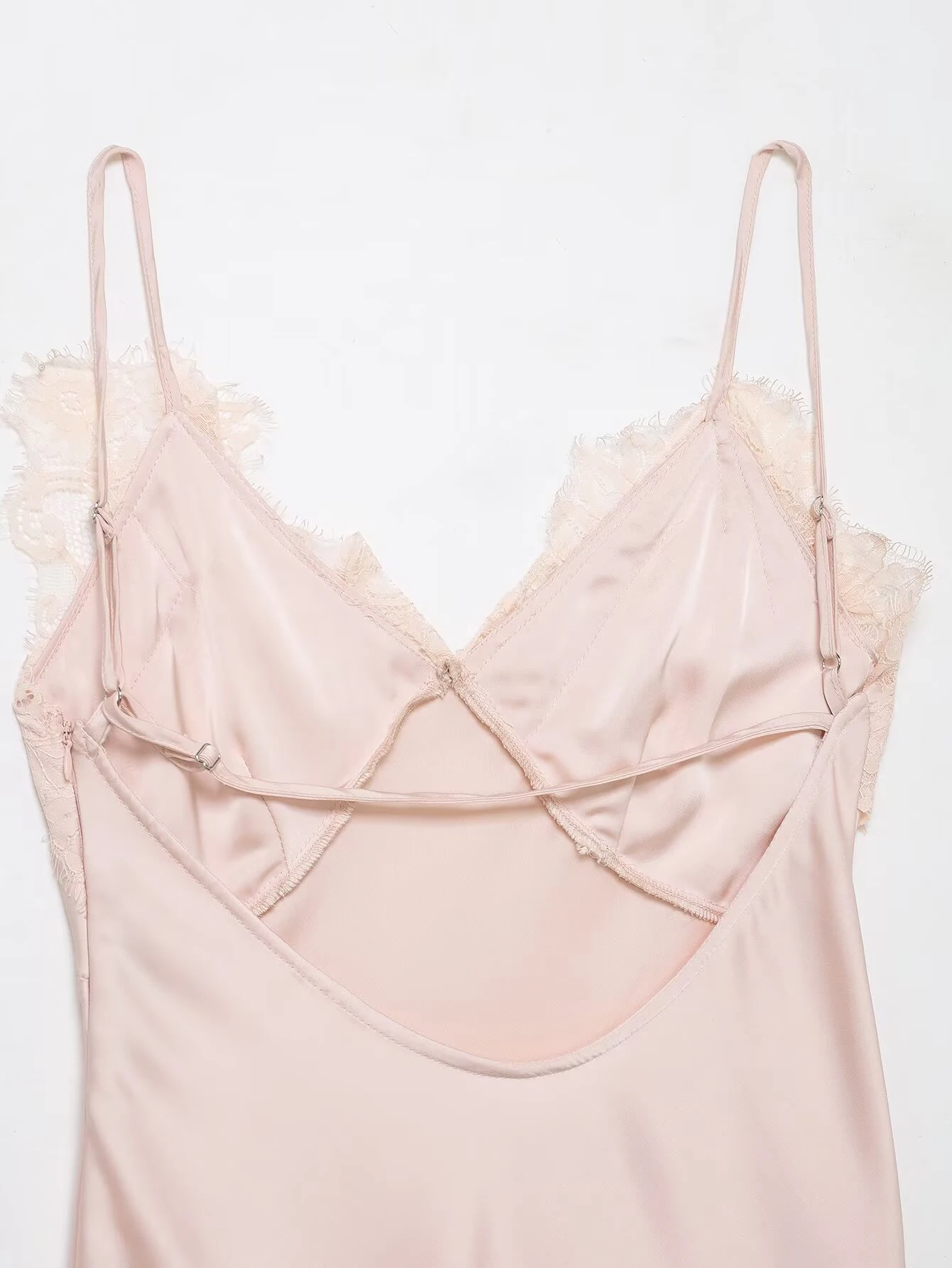 Abito corto con giunture in pizzo con trama di seta rosa con scollo a V stile puro desiderio delle nuove donne invernali 2025