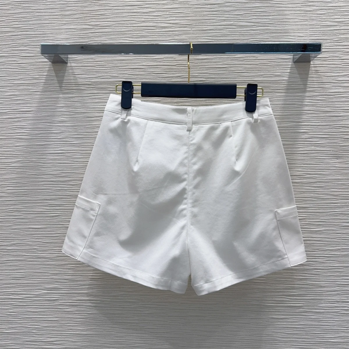 2026 high-quality women's clothing with contrasting buttons, patch pockets, high waist, slimming effect, wide legs, casual short