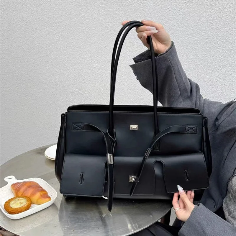 

Мотоциклетная сумка из темной воловьей кожи, сумка-тоут для пикантной девушки, дизайн с квадратной пряжкой большой вместимости, сумка на одно плечо, сумка на крыле