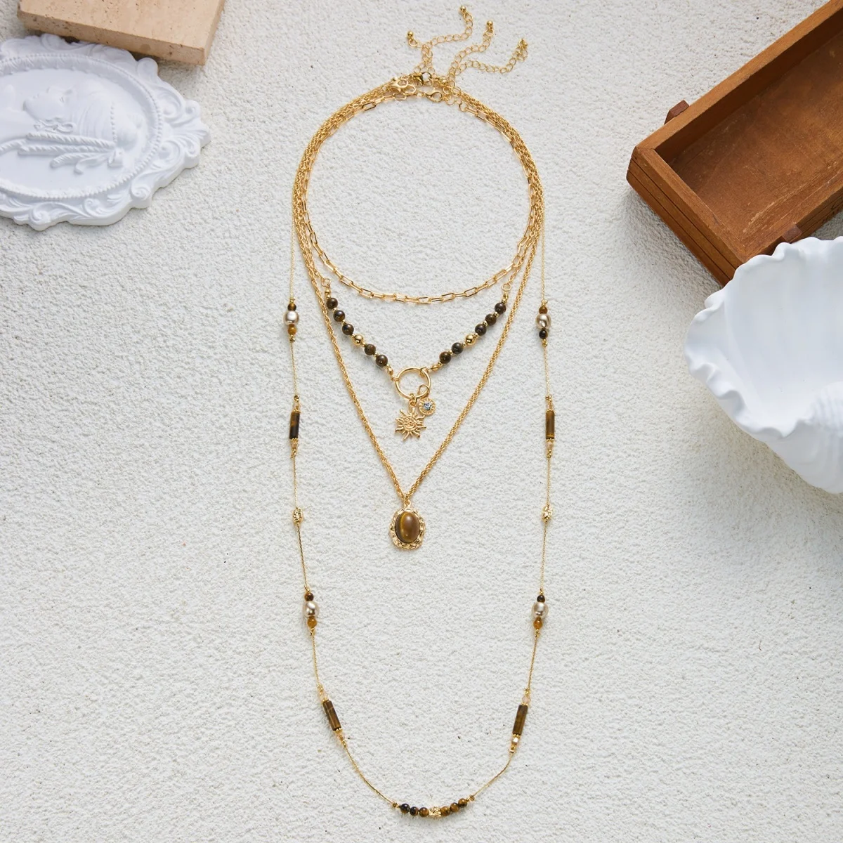 Vintage Maillard Halskette mit natürlichen Tigeraugen-Perlen, Sonnen- und ovalen Anhängern, für Damen und Herren, im ethnischen Stil, mit Blumen- und Kristallmotiven, lange Choker-Kette. – Detail 15