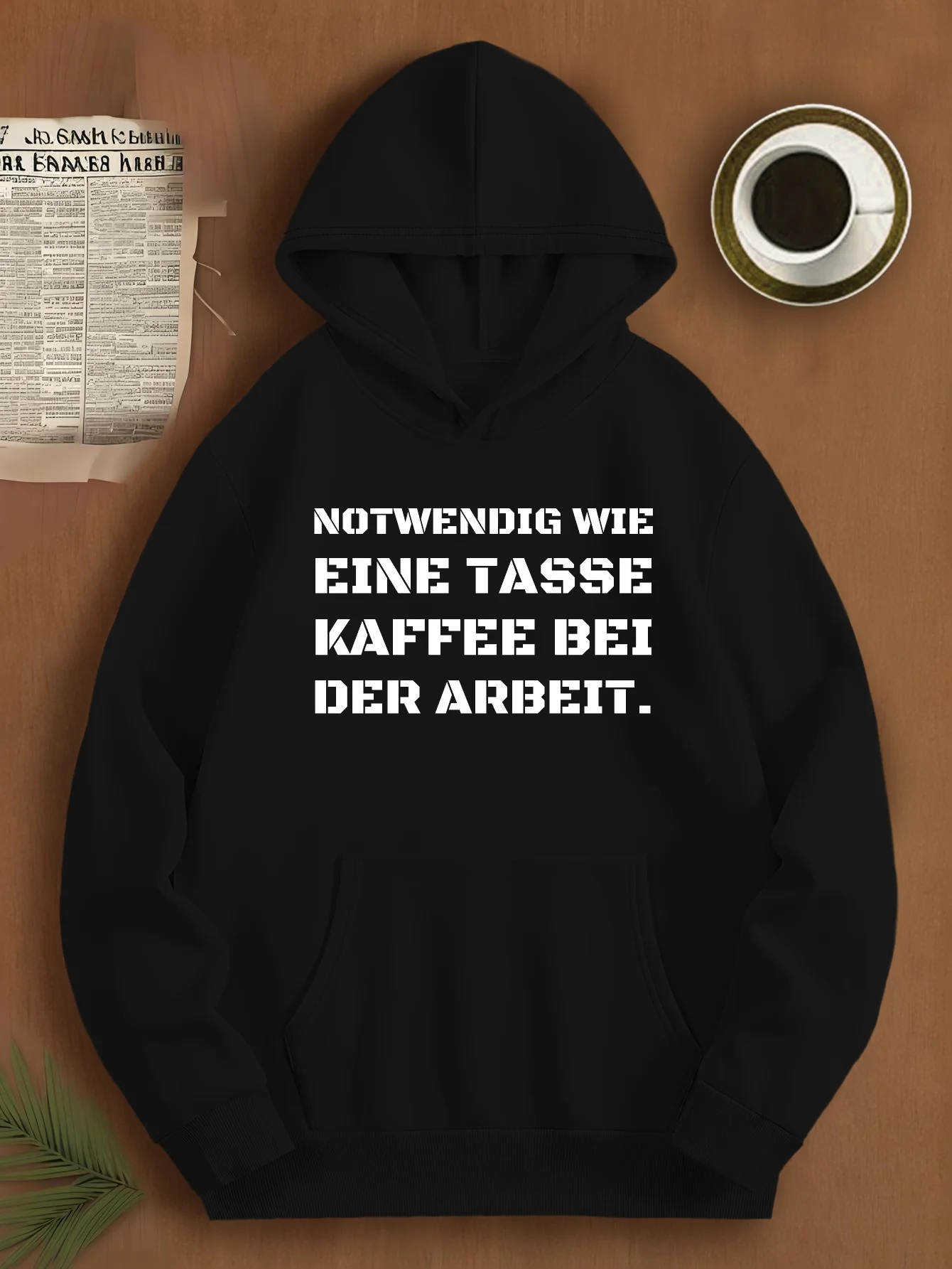سويت شيرت رجالي بغطاء للرأس يتميز بالاقتباس الألماني "كسب ضرورية كوب قهوة" - مقاس مريح وأكمام طويلة