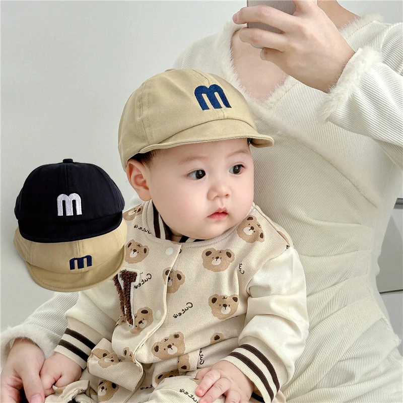 

Шапки с буквой M для маленьких девочек, на весну и осень, тонкие детские короткие солнцезащитные шапки с полями для мальчиков и девочек, корейские шляпы с защитой от солнца для малышей