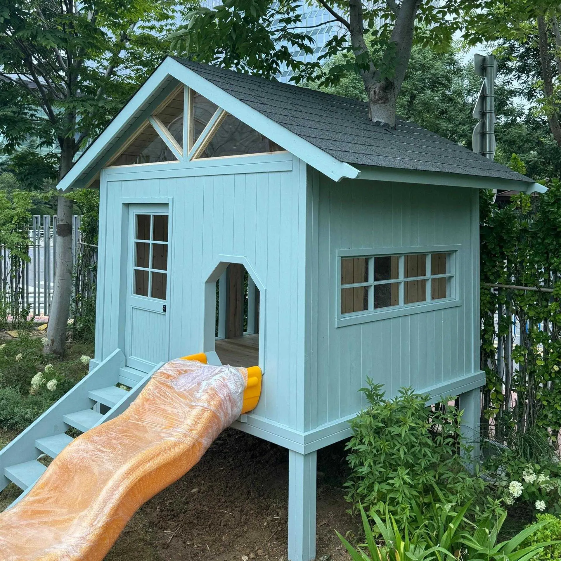 رياض الأطفال مسرح التجمع في الهواء الطلق منزل شجرة الشريحة الأطفال تسلق المقصورة حديقة متنقلة أكشاك منزل خشبي