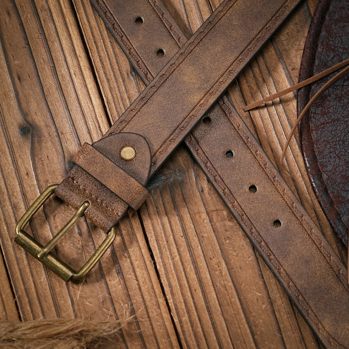 Ein passender Gürtel für Herren und Damen mit Retro-Knopfverschluss, PU-Kunstleder-Gürtel mit geprägtem Fadenmuster, lässiger Stil, vielseitig einsetzbar. – Detail 2