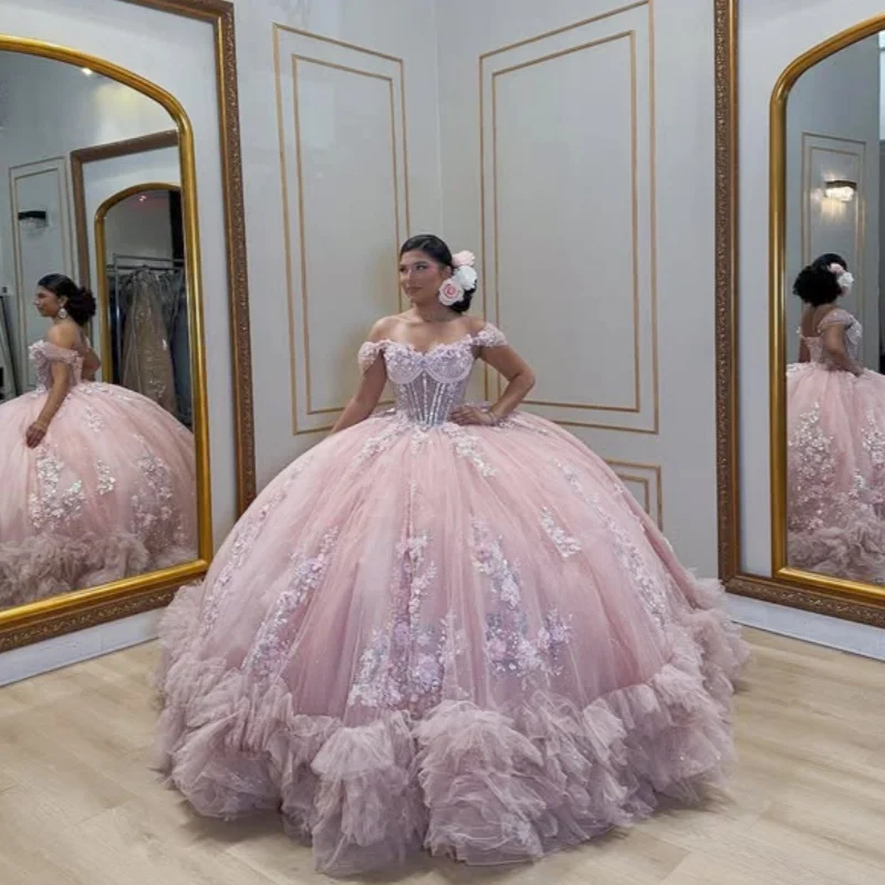 فستان Quinceanera وردي لامع عاري الكتفين ملصق ثلاثي الأبعاد زهرة تول دانتيل طبقات كريستال فيستدوس دي 15 Quinceanera ﻿ تخصيص